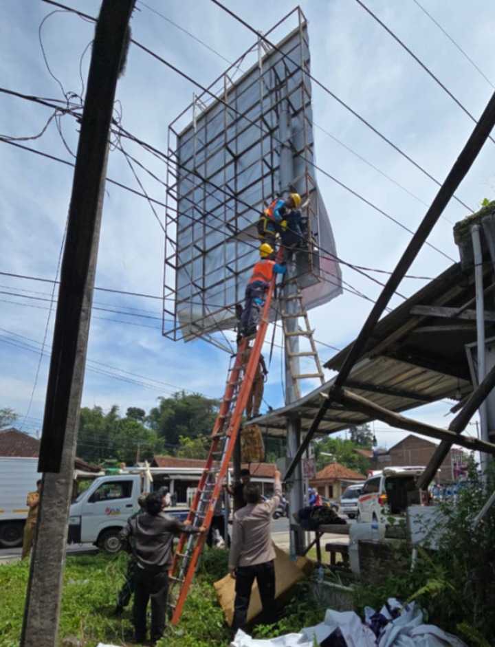 Pasang Baliho Berujung Petaka, Pria di Kersamanah Garut Tersengat Listrik